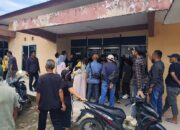 Ratusan Warga Segel Kantor Lurah di Musi Rawas, Desak Penonaktifan Lurah