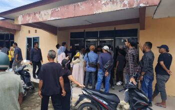 Ratusan Warga Segel Kantor Lurah di Musi Rawas, Desak Penonaktifan Lurah