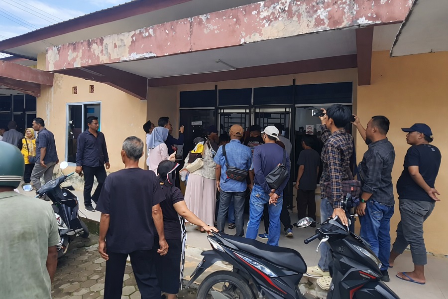 Ratusan Warga Segel Kantor Lurah di Musi Rawas, Desak Penonaktifan Lurah