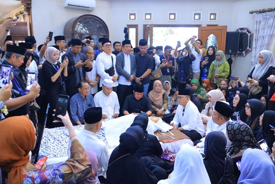 Pemakaman Alex Noerdin Dipadati Pejabat dan Warga di TPU Kebun Bunga