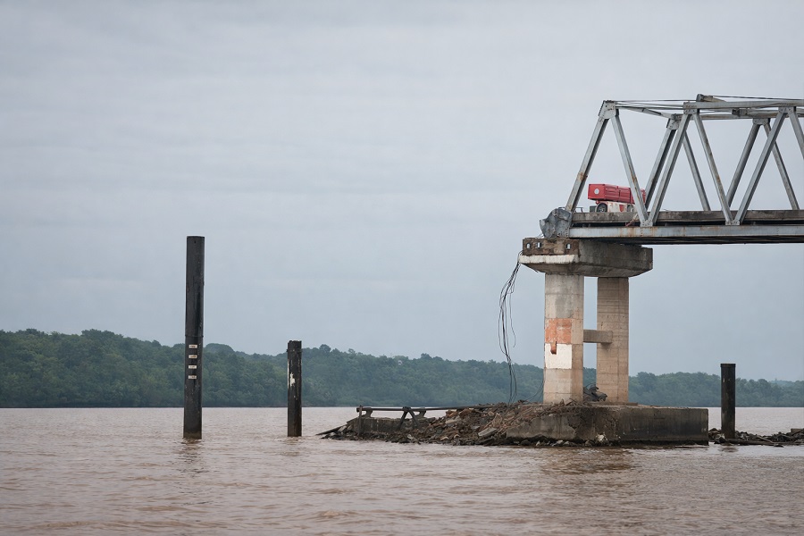 Lagi-lagi Tiang Pancang Jembatan Lalan Roboh Ditabrak Tongkang Batu Bara