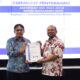 Direktur Utama PHR Regional 1, Muhamad Arifin, menerima sertifikat ISO 9001:2015 yang diserahkan oleh Country Head of Business Assurance TÜV SÜD Indonesia, Unggul Prabowo, di Jakarta.