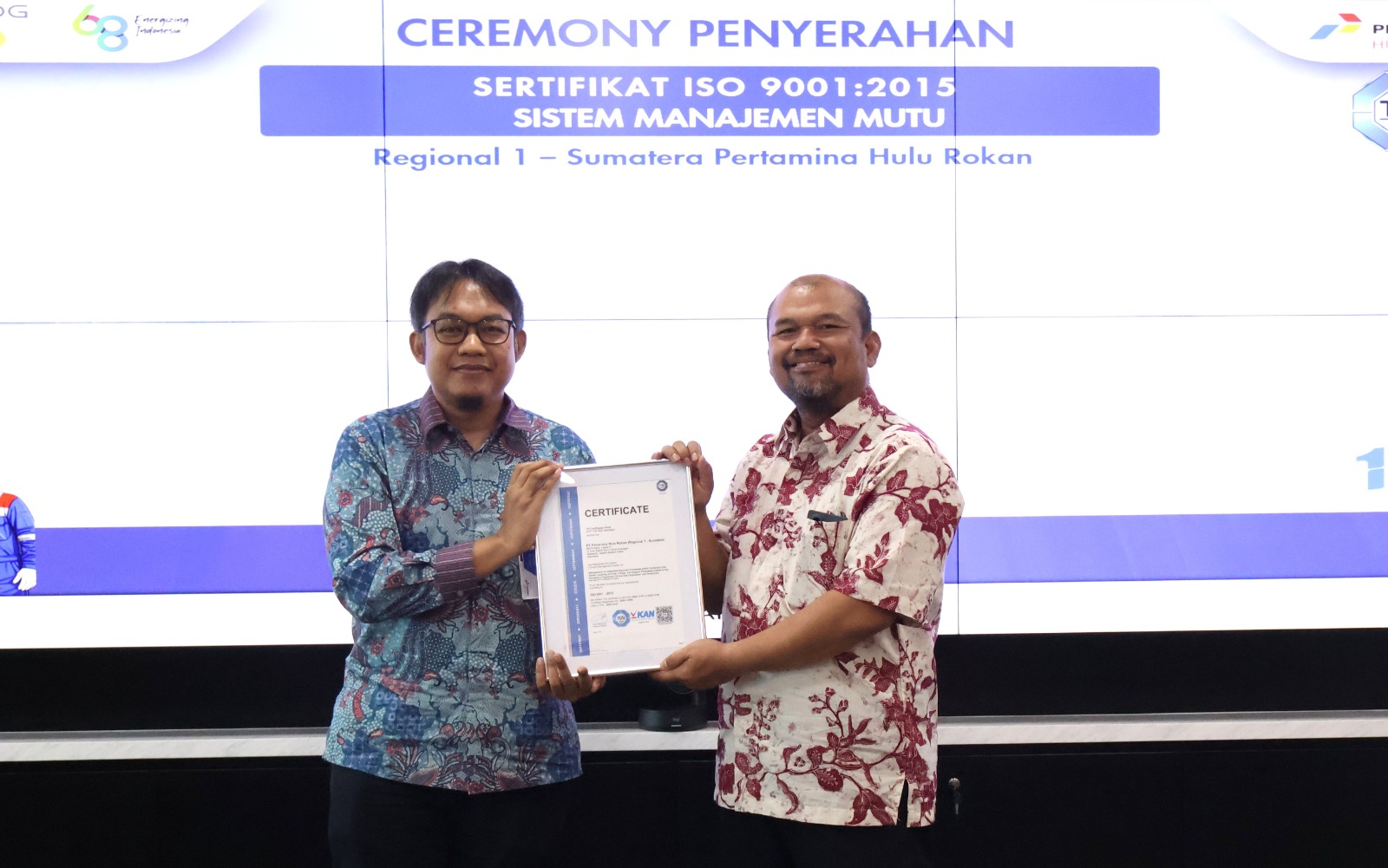 Direktur Utama PHR Regional 1, Muhamad Arifin, menerima sertifikat ISO 9001:2015 yang diserahkan oleh Country Head of Business Assurance TÜV SÜD Indonesia, Unggul Prabowo, di Jakarta.