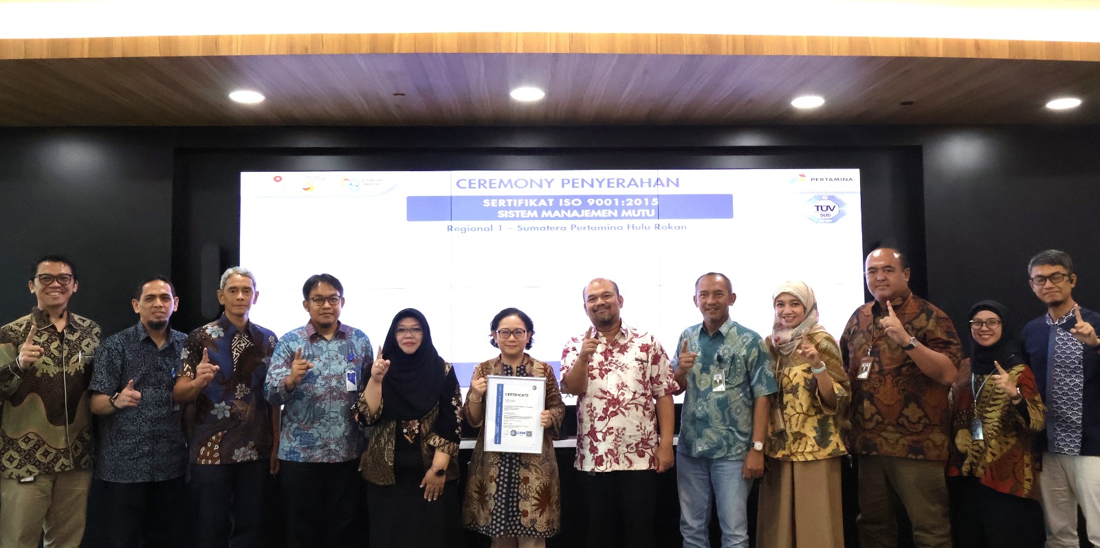 Manajemen PHR Regional 1 berfoto bersama usai prosesi serah terima Sertifikat ISO 9001:2015 di Jakarta.