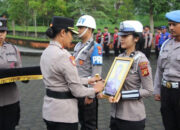 Polisi dipecat. Kapolsek memberi tanda silang pada foto