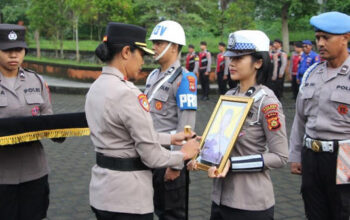 Polisi dipecat. Kapolsek memberi tanda silang pada foto