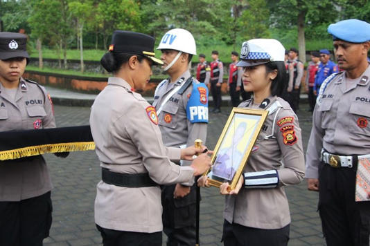 Polisi dipecat. Kapolsek memberi tanda silang pada foto
