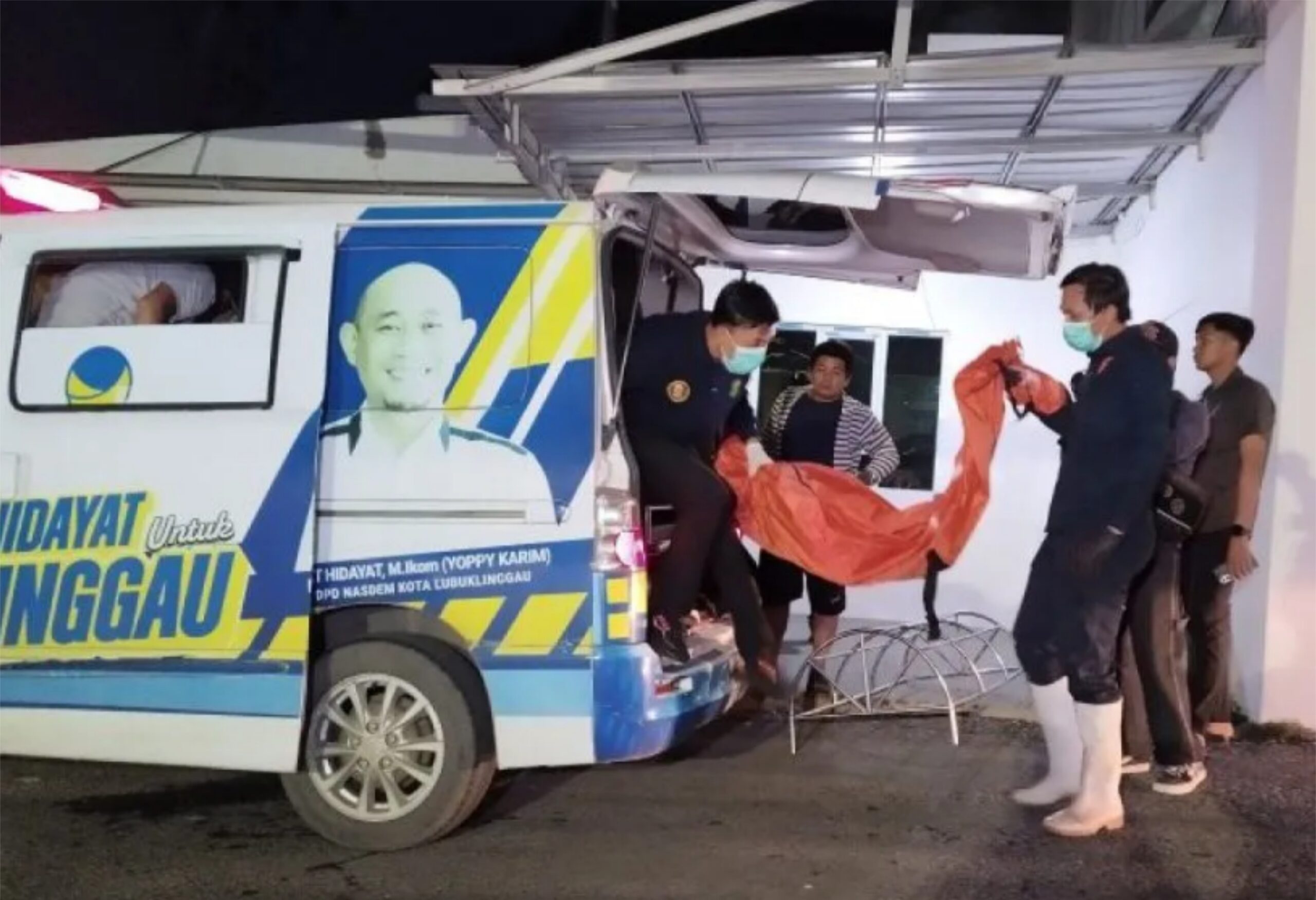 Saat jenazah korban keculakaan bus diturunkan sari ambulance (foto Antara)